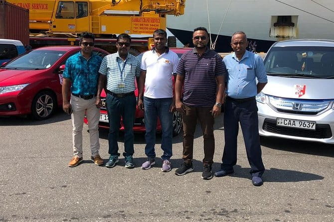 Sri Lanka Driver's and Guide with Luxury Cars - The Temple of the Sacred Tooth Relic in 45 minutes