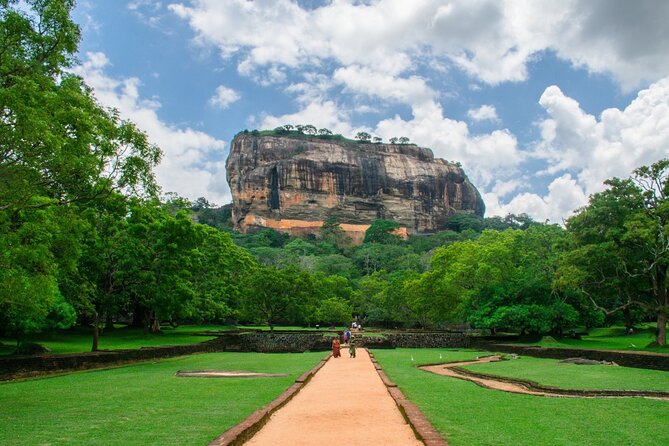 Sri Lanka tour 8 Days with a private driver, hotels, and vehicle - What this eight-day Sri Lanka route does well