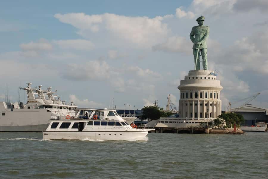 SURABAYA CITY: EXCURSIONS WITH PRIVATE CAR DRIVER HIRE - A private way to get your bearings in Surabaya