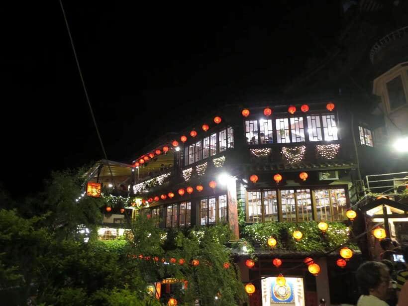 Taipei: Private City Sightseeing Tour with Driver - Jiufen’s lanes, snacks, and mountain views