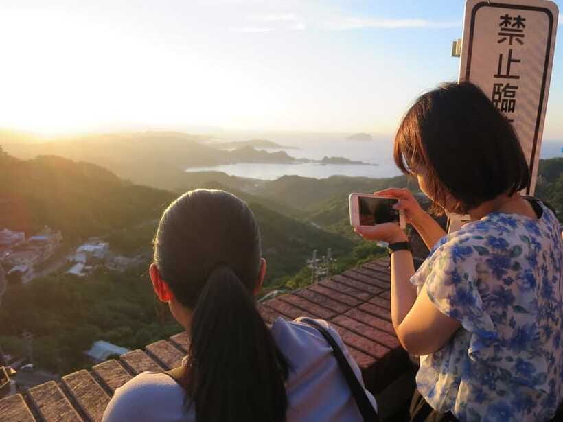 Taipei: Private City Sightseeing Tour with Driver - Taipei 101, Longshan Temple, and the city route
