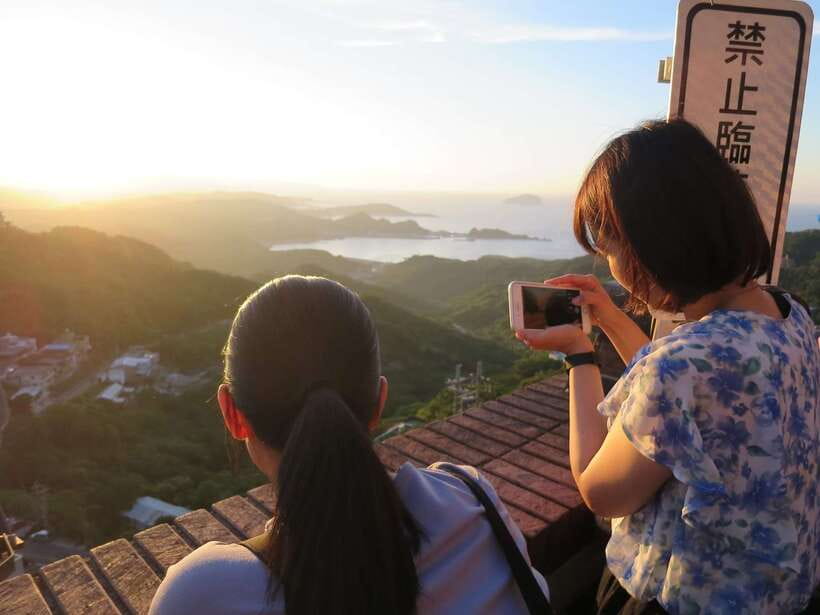 Taipei: Private City Sightseeing Tour with Driver - Shifen Old Street and the railway town