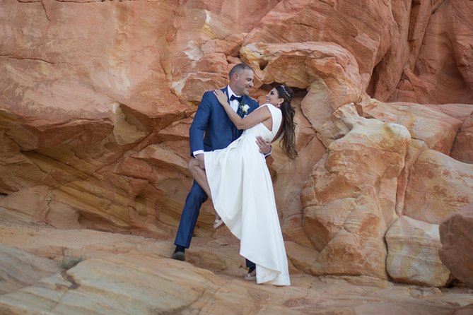 Valley of Fire Wedding by Private Limousine - Flowers, champagne, and the small wedding details