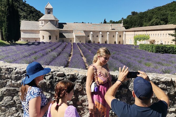 Vehicle with Driver in Provence - Key points at a glance